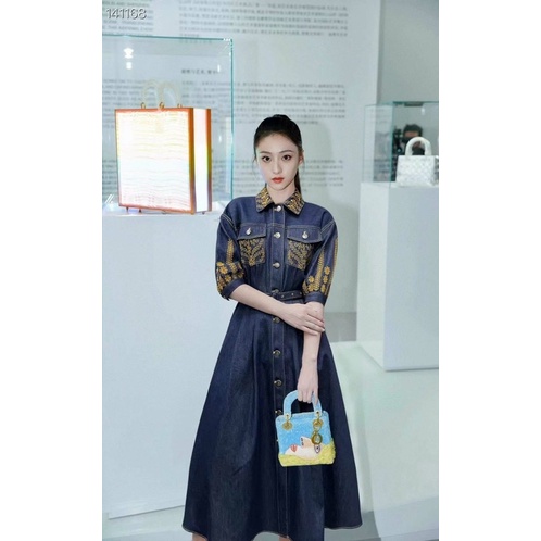 ( HÀNG SIÊU CẤP HONGKONG) VÁY ĐẦM JEAN LỤA, CỔ ÁO SƠ MI -THÊU HOA ĐẸP ĐÔC ĐÁO - DÁNG XÒE CƯC KÌ ĐẲNG CẤP