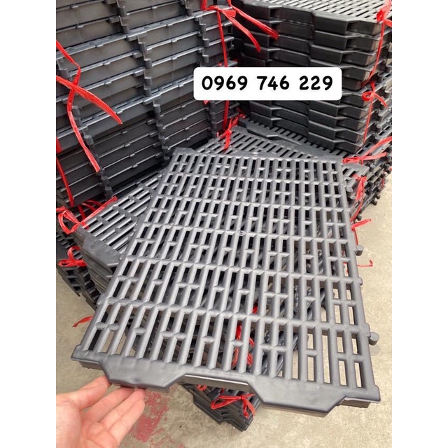 Vỉ nhựa lót sàn, tấm lót sàn chuồng chó, mèo, thú cưng 40cm x 55cm (Đen)