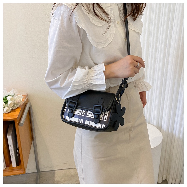 Túi xách nữ đeo chéo đeo vai thời trang kẻ tặng kèm móc hoa 513