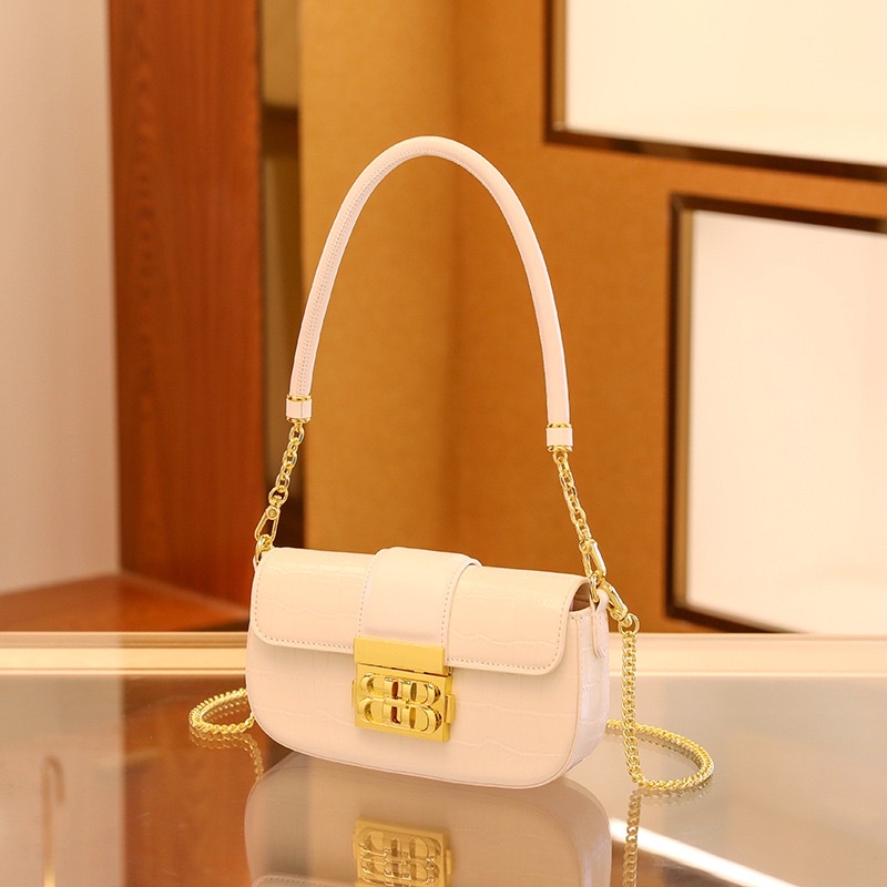 Túi đeo chéo chữ BB sang trọng