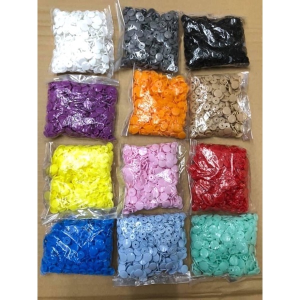 Nút bấm nhựa 12mm nhiều màu.