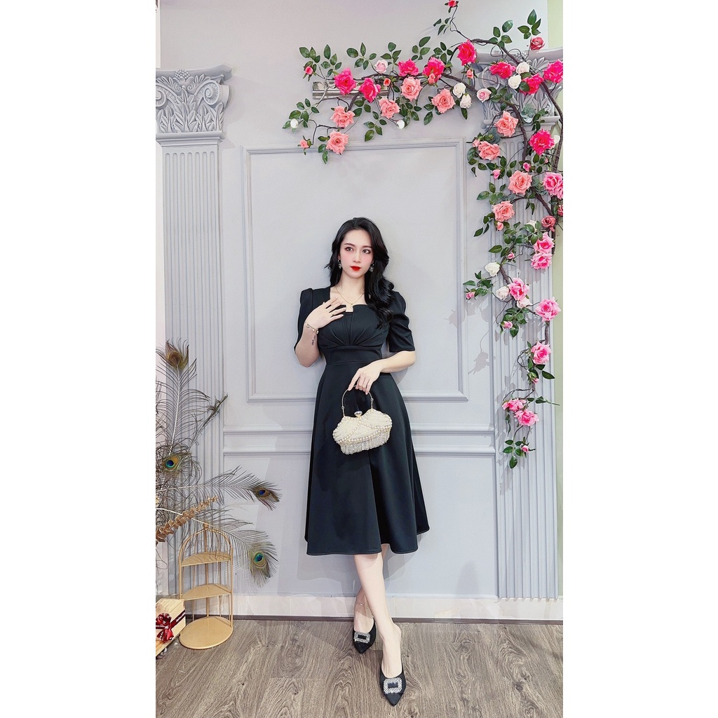 Da1545 . Váy đen xòe. Ngực cách điệu tay phồng. Vải poly co giãn siêu nhiều. Vải dày mềm ko nhăn.