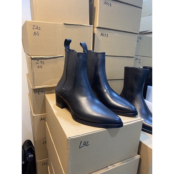 THE DAKANA Chelsea Boots Mũi Nhọn Đế Cao 5cm Da Bò Nguyên Tấm Khâu Thủ Công Gót Gỗ - Giày bốt nam công sở