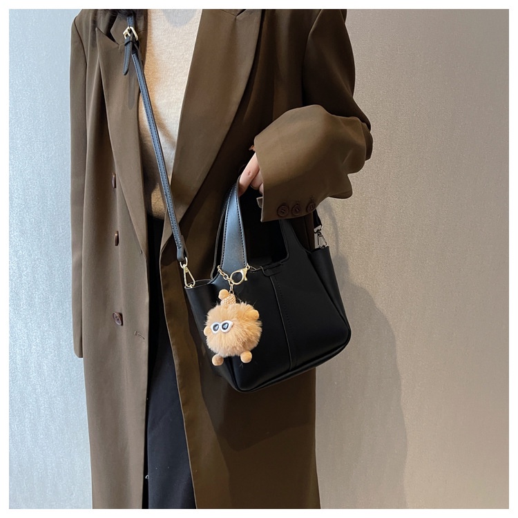 Túi Quái Xách Nữ Có Dây Đeo Chéo Giỏ Nữ Trơn Kèm Thú Bông Siêu Xinh - ViVi
