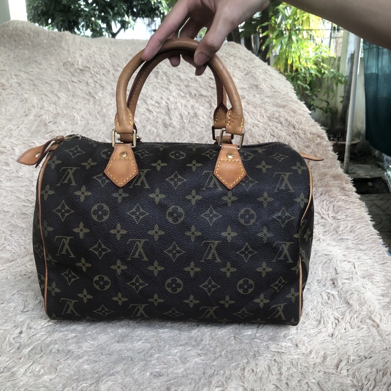 Túi chuẩn si. Túi qua sử dụng. Khách vui lòng xem hình nếu muốn biết thêm thông tin sản phẩm mời khách vô chat . Thanks.