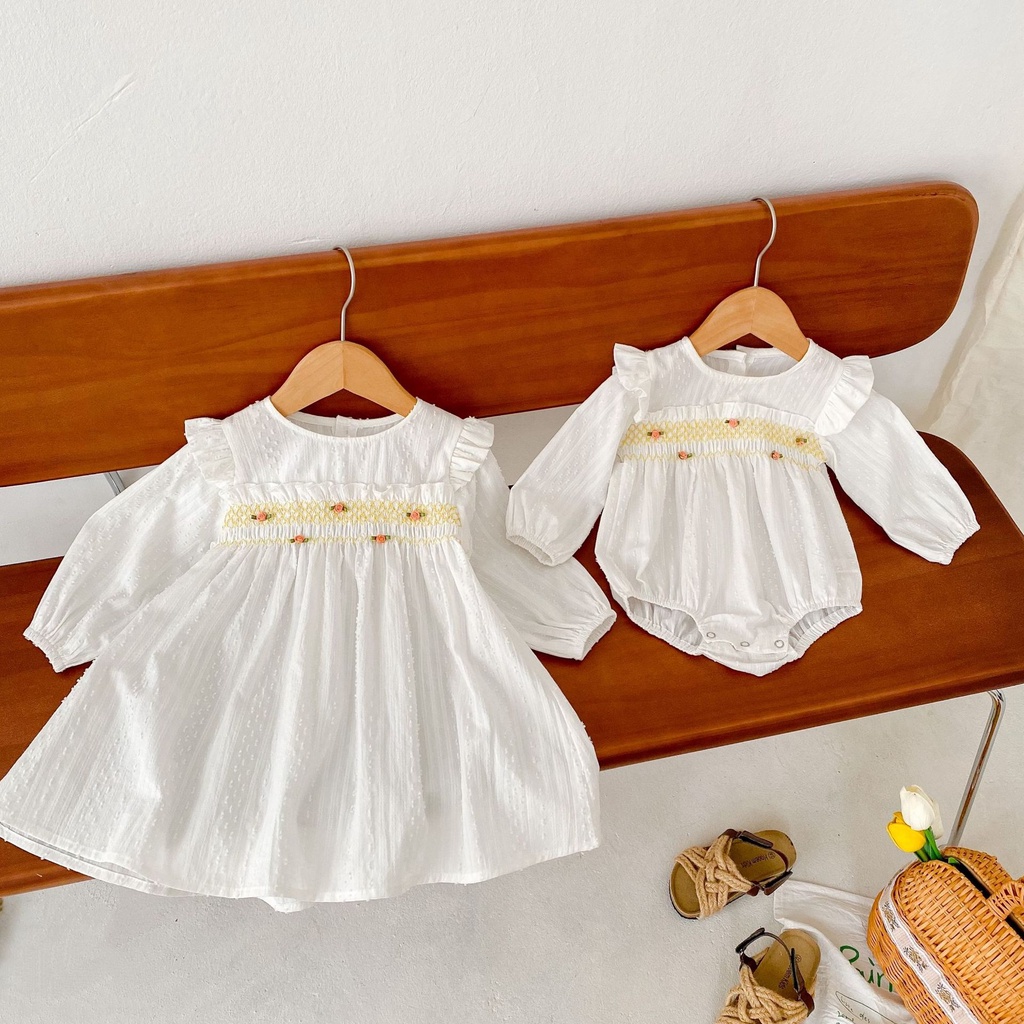 Body Suit Và Váy Trắng Bo Vàng Cho Cặp Chị Em Xinh Xắn Cao Cấp