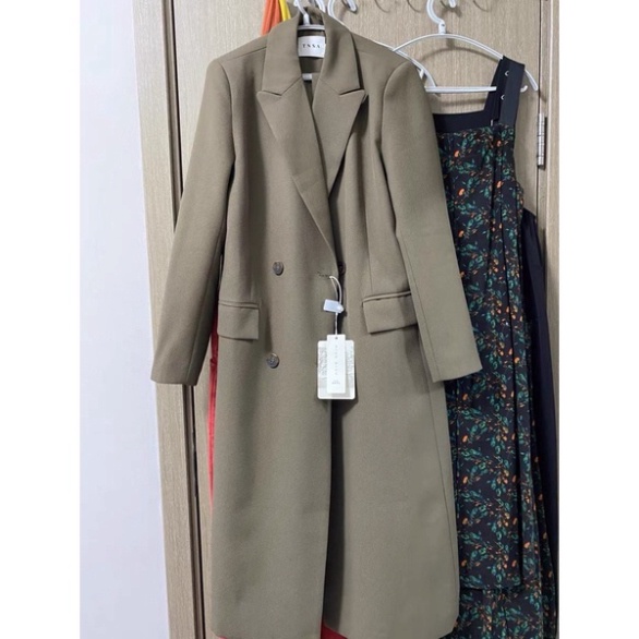 Áo khoác blazar dáng dài hai màu nâu tay và đen