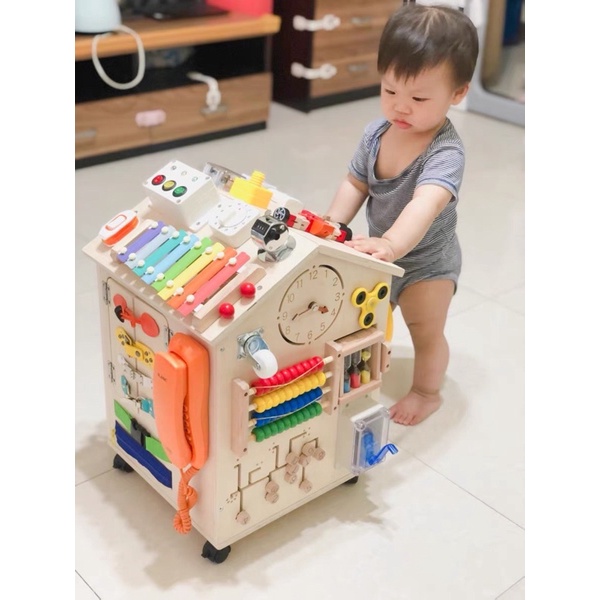 BUSYBOARD- NGÔI NHÀ BẬN RỘN CÓ BÁNH ĐẨY BẰNG GỖ CAO CẤP CHO BÉ( Busy house)_ Biko Shope