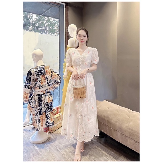 Đầm maxi hoa cổ V đính nút chân váy dài