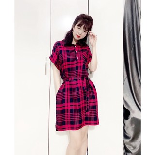 Đầm cộc tay nẹp bổ trụ kiểu polo, buông suông khi không cột nơ. Chất vải rayon mềm mát