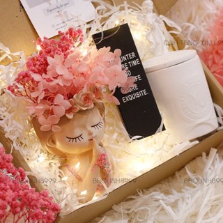 Set nến thơm tinh dầu nước hoa và lọ hoa cô gái