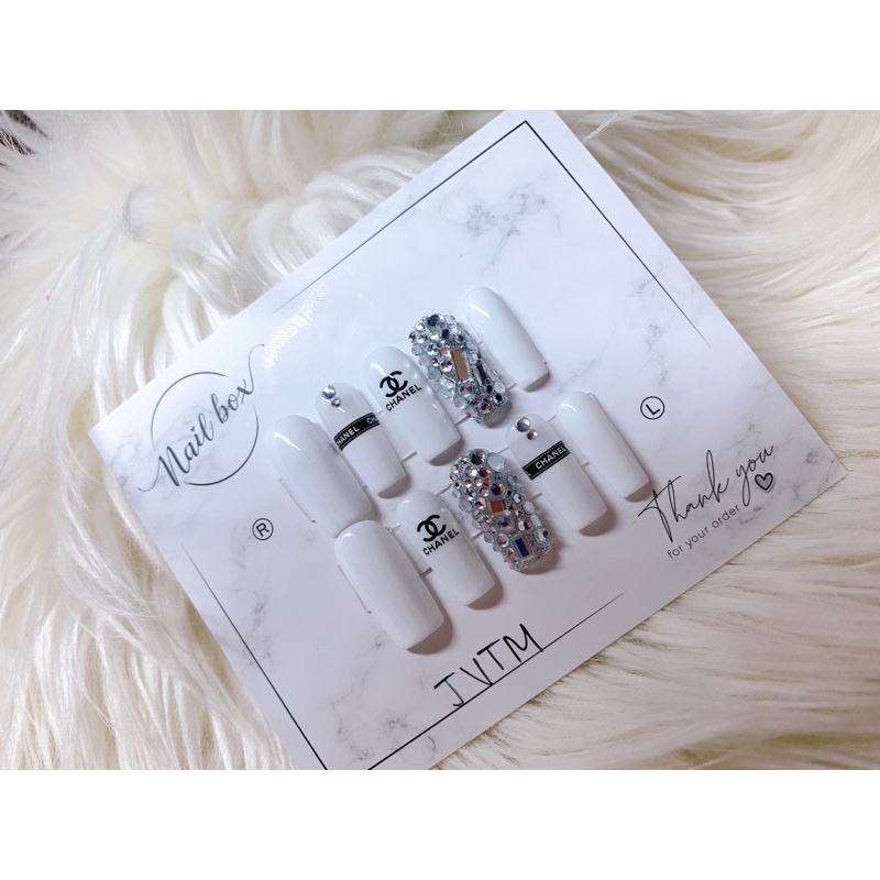 Nail Box thiết kế tông trắng đính đá