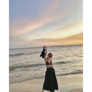 Set áo bra bikini kèm chân váy đen và áo croptop