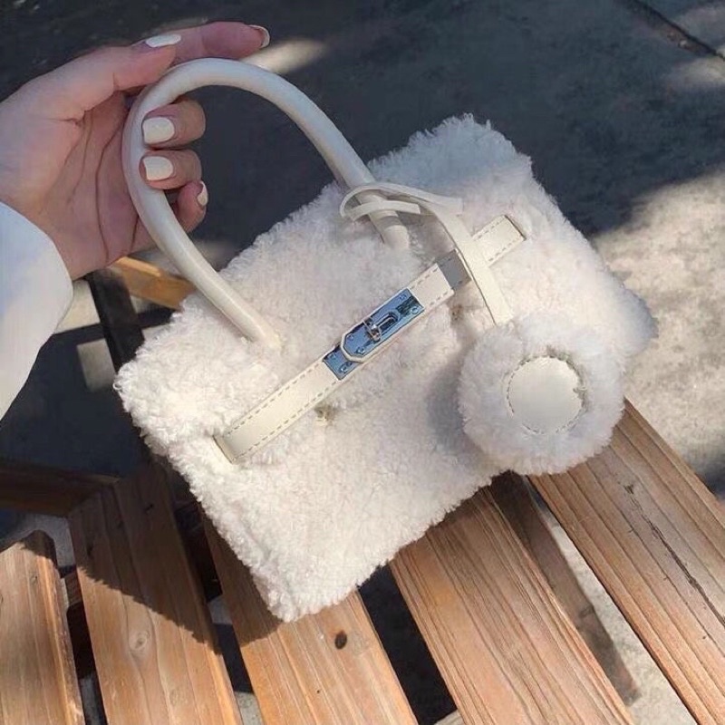 Túi Xách Đeo Chéo Lông Cừu Sang Chảnh, Túi Trắng Khoá Kim Loại, Phong Cách Hàn Quốc