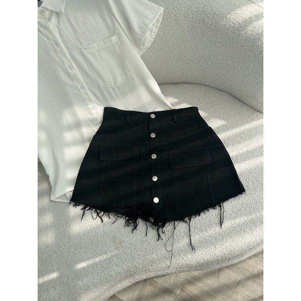 SET ÁO SƠ MI TRẮNG KÈM CHÂN VÁY ĐEN NÚT TUA RUA TÚI NẮP