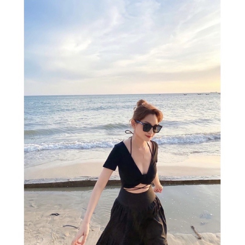 Set áo bra bikini kèm chân váy đen và áo croptop