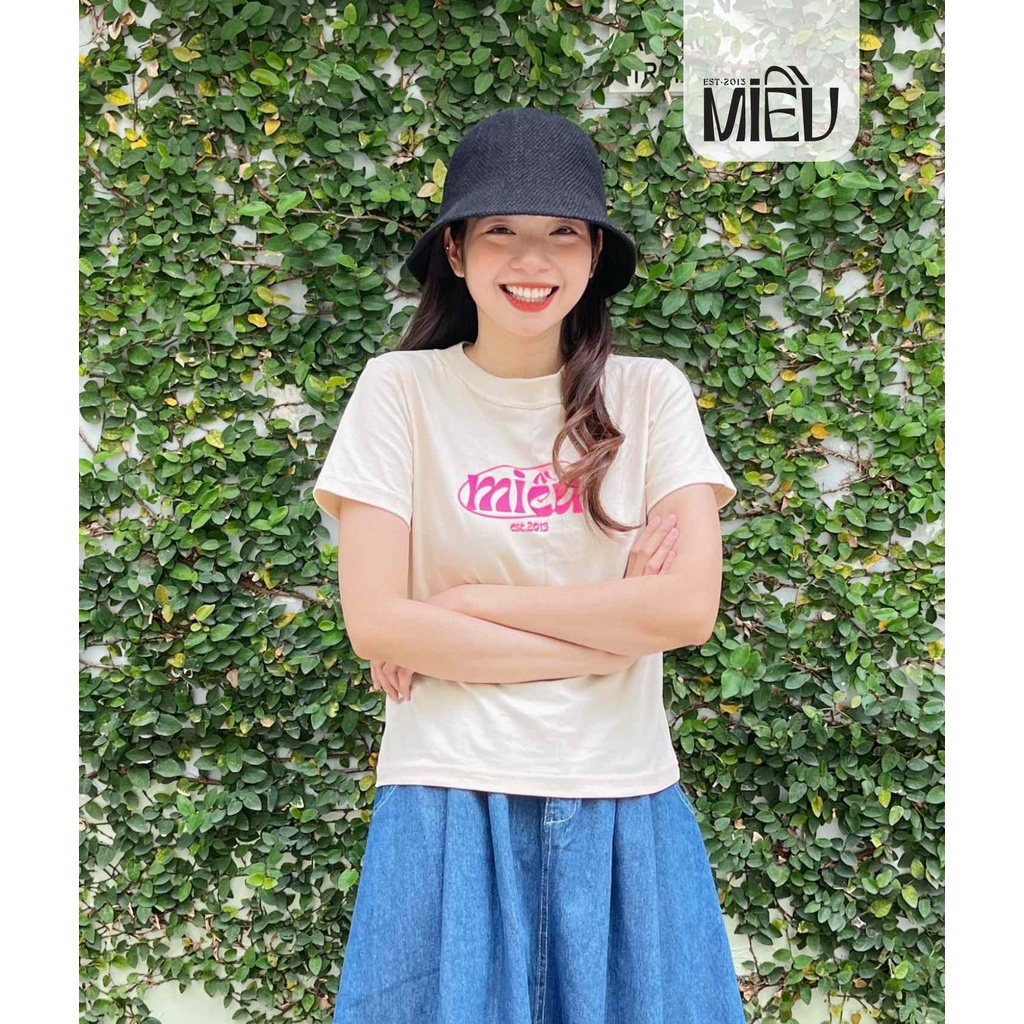 Áo thun kiểu dáng baby tee in dập chữ nổi Miều Est.2013