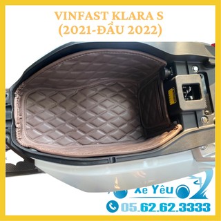 Vinfast Klara S Lót cốp da chống sốc và cách nhiệt, có túi để giấy tờ tiện dụng.