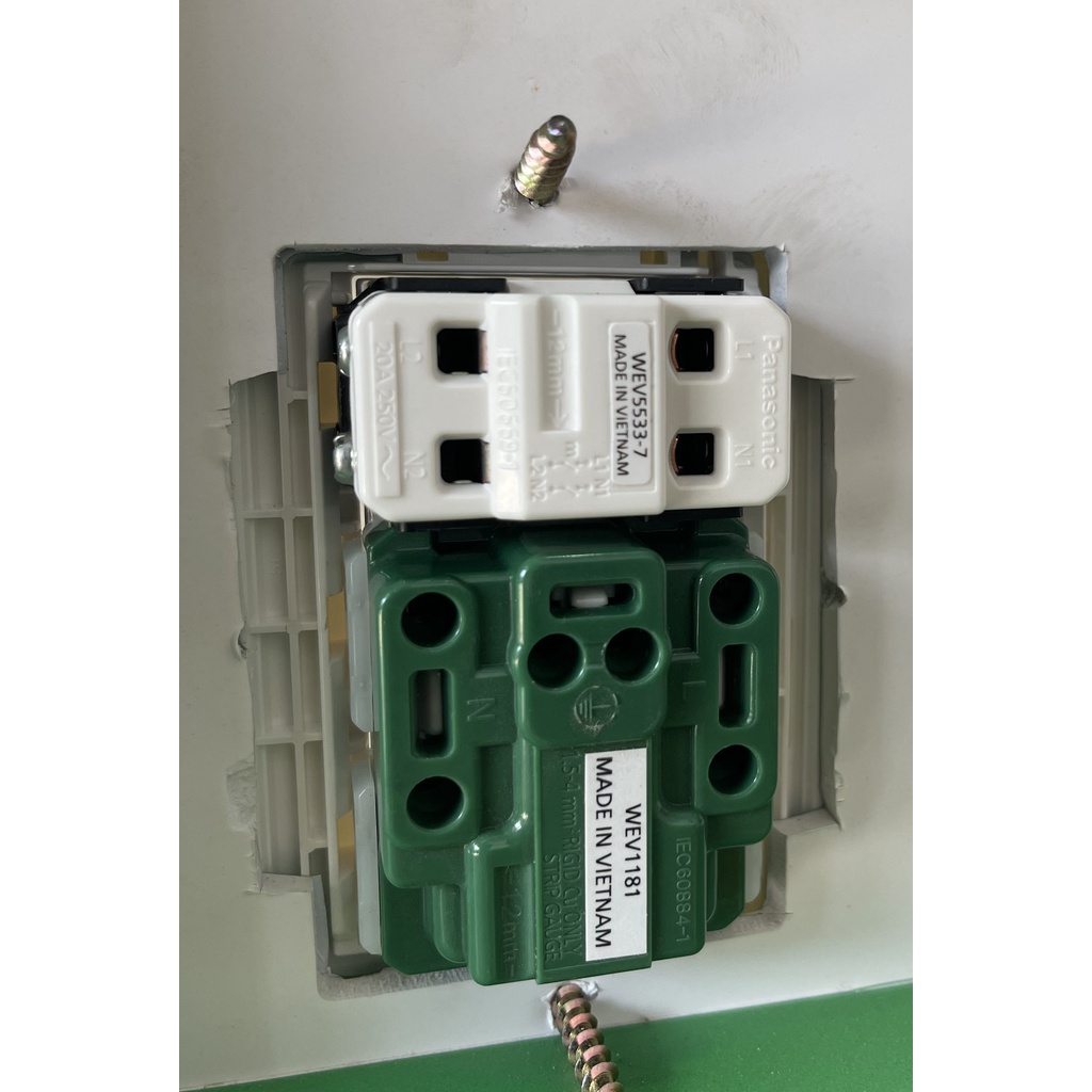 Bộ ổ cắm 2 chấu, 3 chấu  có Cầu dao 2P 16A-20A , có đèn báo LED hoặc không, Panasonic chính hãng