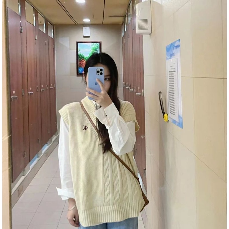 Áo gile len nữ sinh Jennie màu be vặn thừng một bên