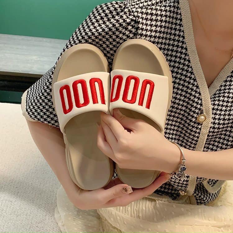 DÉP ĐẾ BÁNH MÌ UDO QUAI NGANG TĂNG CHIỀU CAO 6CM CHỮ THÊU THỜI TRANG SIÊU ÊM CHÂN