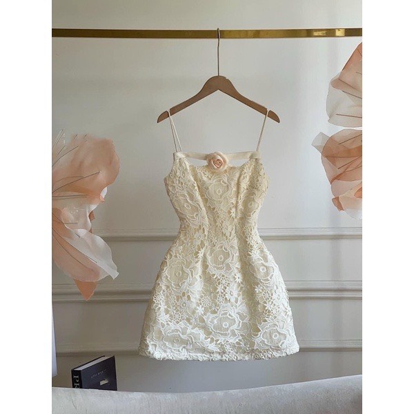 Đầm váy ren nữ dự tiệc 2 dây thiết kế FLORAL DESIGN kèm tag hoa ngực sang chảnh ôm eo 2 màu trắng kem nâu size S M