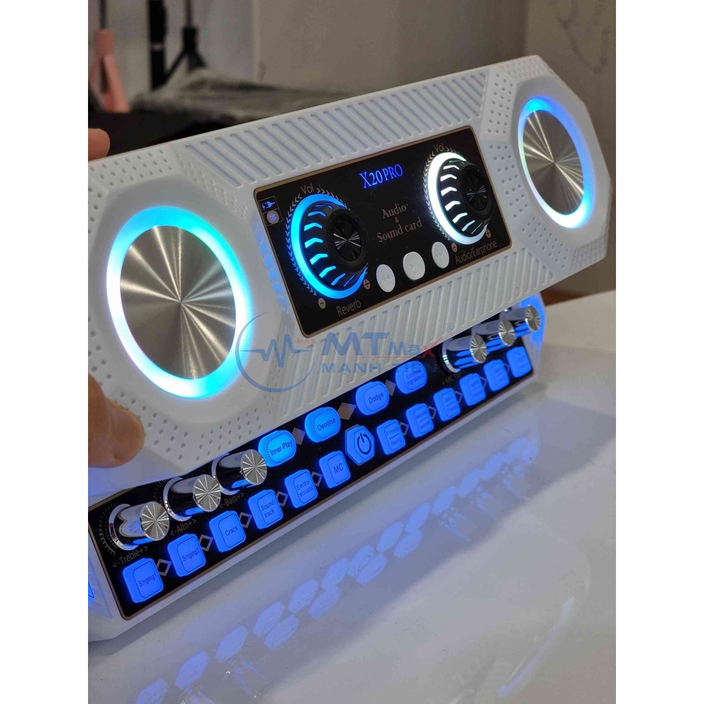 Soundcard kèm Audio X20 PRO giúp bạn tạo ra các bản thu âm chuyên nghiệp loa tích hợp kèm 2 micro không dây độc đáo