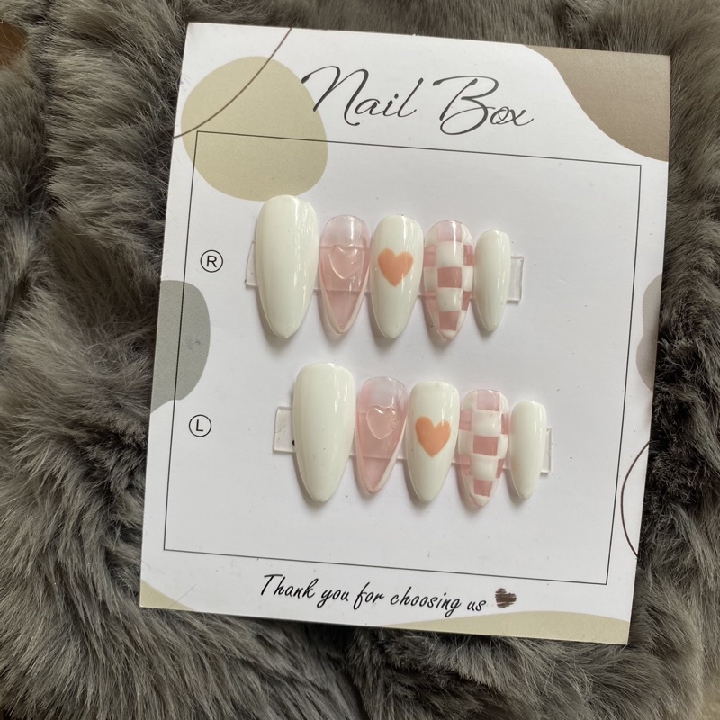 Nail Box - Thiết Kế | Sơn Trắng Đơn Giản Gắn Tim Đổi Màu