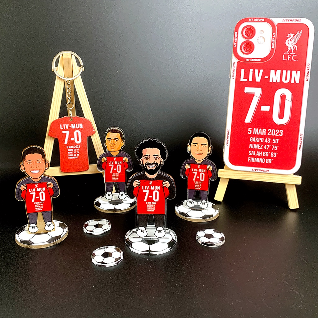 Mô hình standee in hình cầu thủ CLB Liverpool cầm áo bóng đá tỷ số 7-0, mô hình bóng đá để bàn làm quà tặng, trang trí