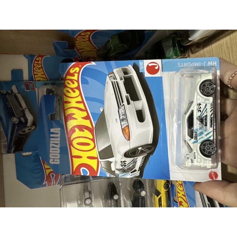 xe Hot Wheels nissan skyline r32 godzila