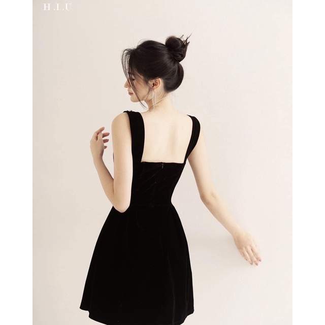 Đầm nhung dư tiệc hai dây thiết kế đính đá