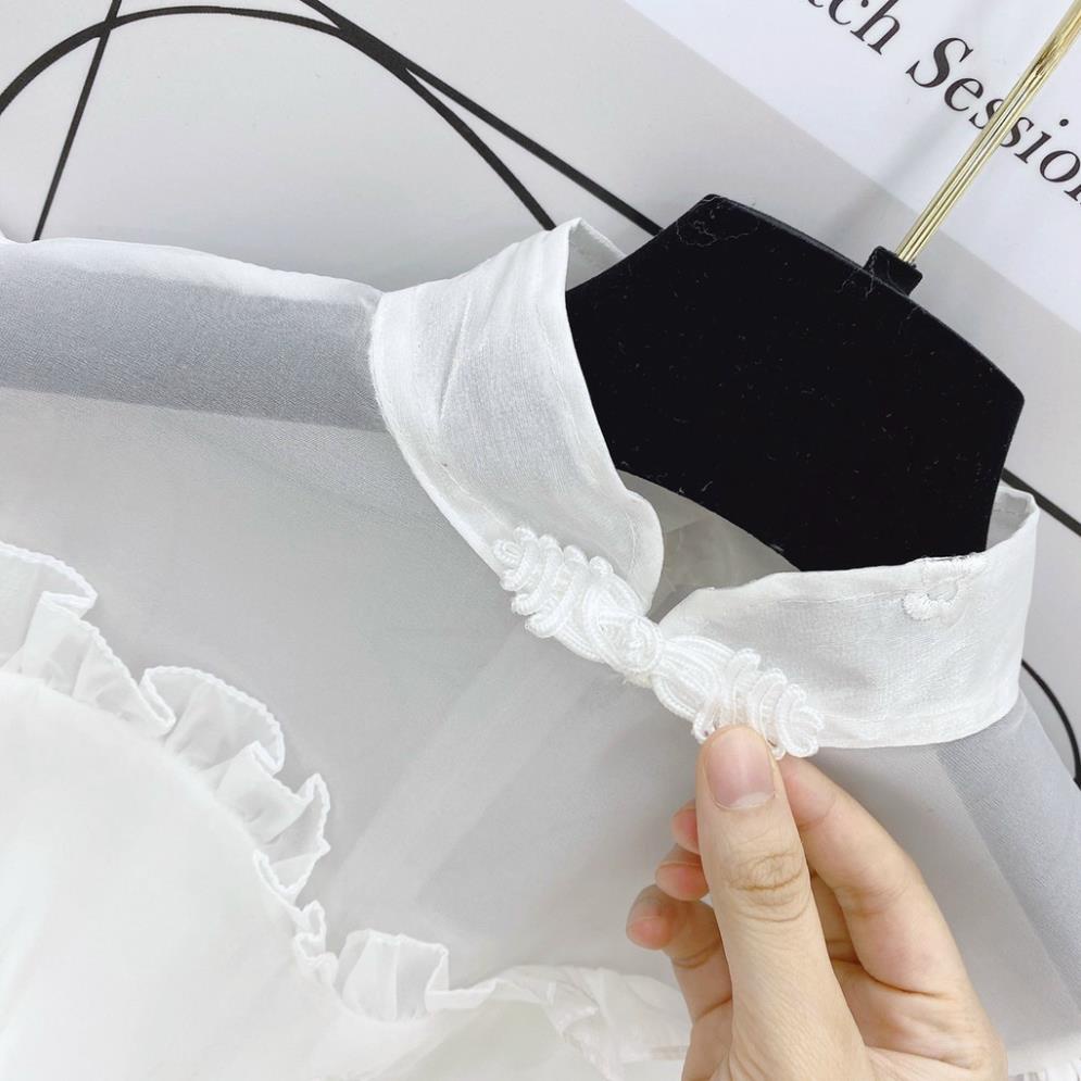 Đầm trắng cổ tàu phối voan viền bèo đính hoa ôm body dự tiệc