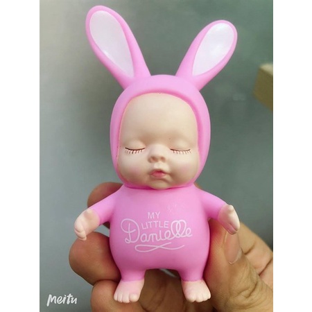 Em bé thỏ ngủ màu hồng