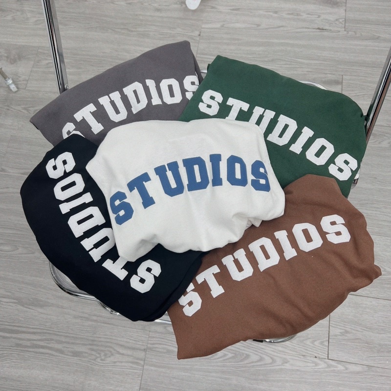 Áo Phông STUDIOS In Nổi Chất Cotton Khô , Phong Cách Unisex Nam Nữ Mặc Đều Ok