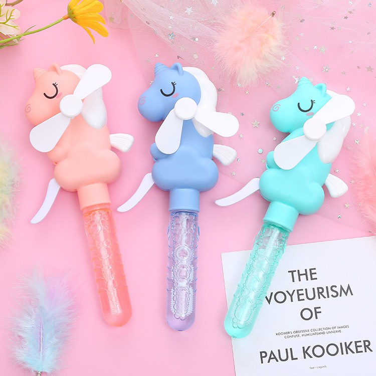 Cây thổi bong bóng xà phòng kèm quạt tay hình con ngựa dễ thương TBB1