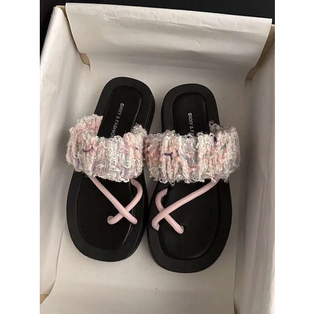 Dép đế dày màu hồng xỏ ngón đi ra ngoài