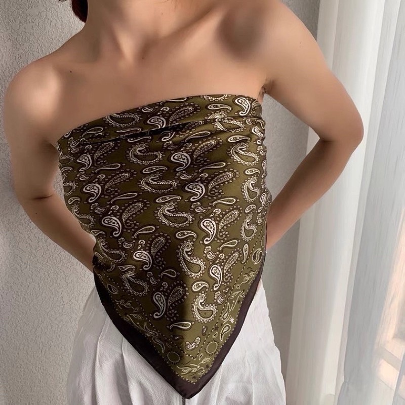Bandana, Khăn lụa vuông hoạ tiết.
