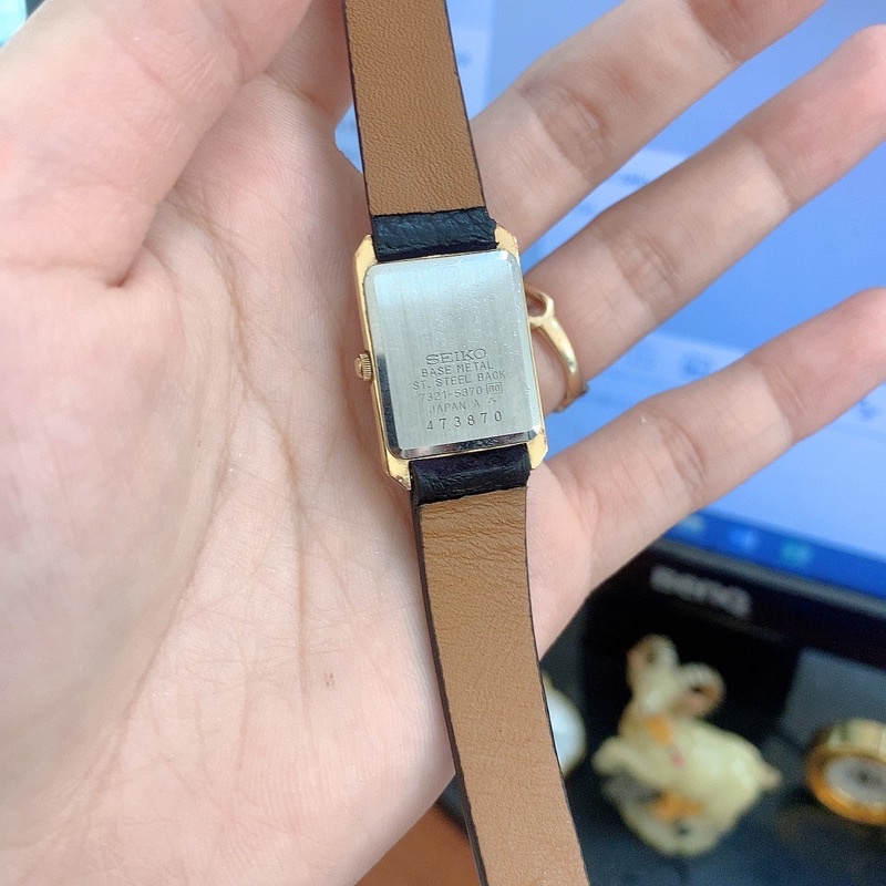 Đồng hồ si nữ hiệu Seiko, mặt chữ nhật, dây da đen