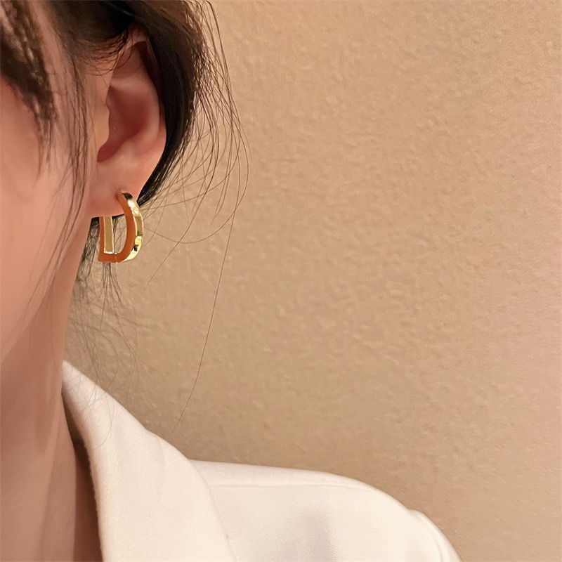 Bông tai nữ tròn basic phong cách Hàn Quốc Her Accessories khuyên tai chữ D thời trang H179