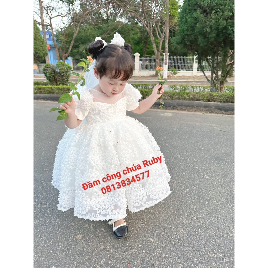 Đầm ren tay bồng-phiên bản cô dâu nhí