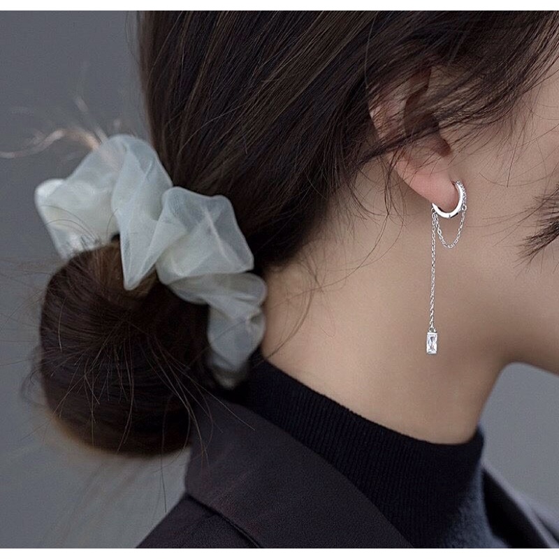 1 chiếc bông tai khoen rơi đá dài