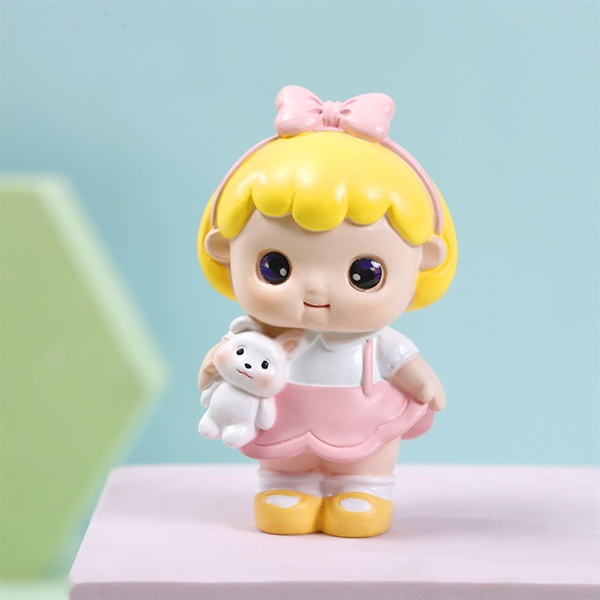 Bé gái tóc Vàng ôm THỎ SỨ