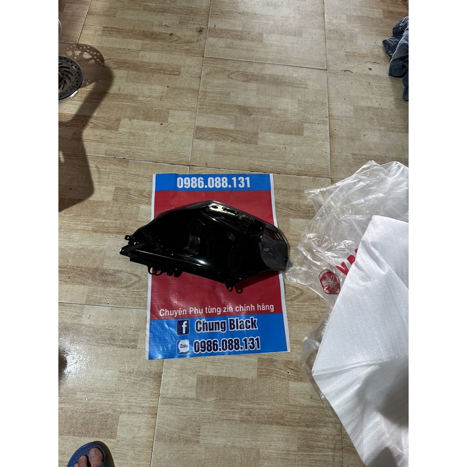 Ốp bình xăng trái R15V4 đen bóng zin chính hãng yamaha