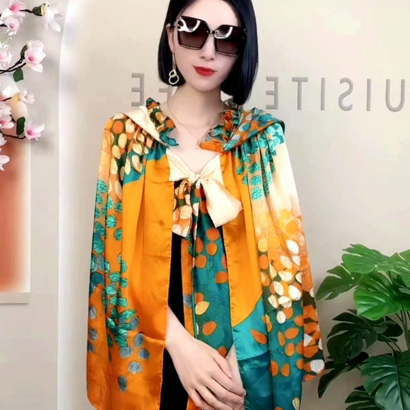 Áo Choàng Lụa Che Nắng Đa Chức Năng Có Mũ Trùm Đầu Cổ Lá Sen Đính Ngọc Trai Thời Trang Phong Cách