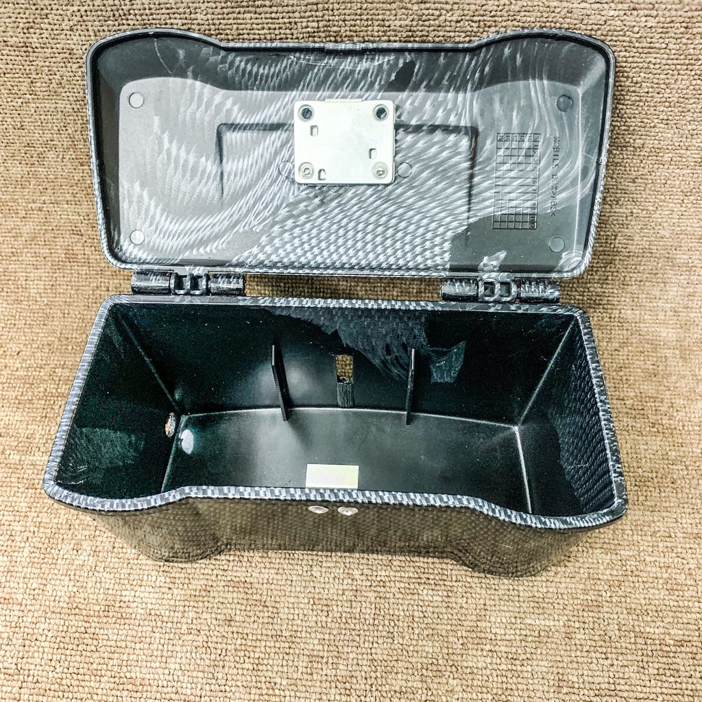 Hộp Rổ Nhựa Đựng Đồ Vân Carbon Có Khóa Tiện Lợi Gắn Xe Exciter, Winner.v.v.. Đầy Đủ Phụ Kiện Đi Kèm ThegioiphutungHino