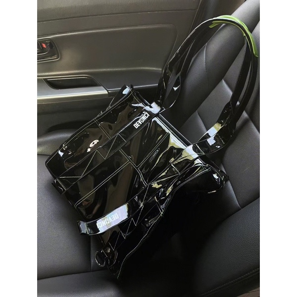 Túi tote đeo chéo chất liệu da bóng