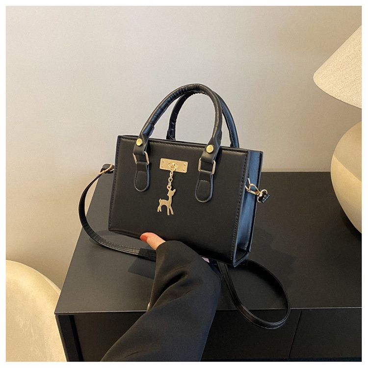 Túi xách nữ đeo chéo kiểu vuông khóa kéo có quai xách thanh lịch kèm móc khóa kim loại, có hai màu đen và trắng