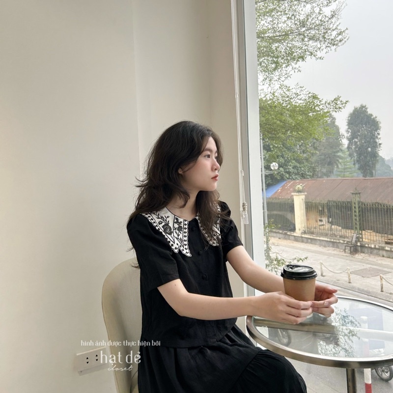 Sơmi croptop chất linen xước viền cổ thêu hoa  🥀