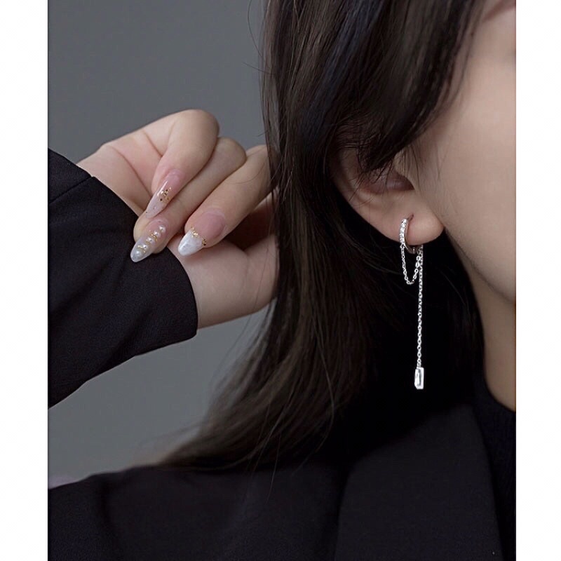 1 chiếc bông tai khoen rơi đá dài