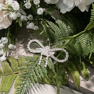 Nơ gài áo gắn đá lấp lánh sang chảnh